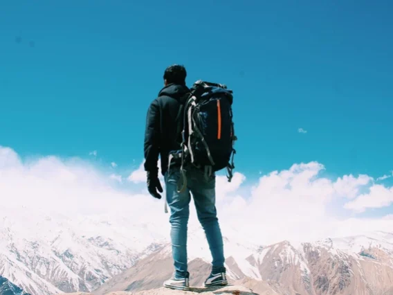 Tas Ransel membawa barang